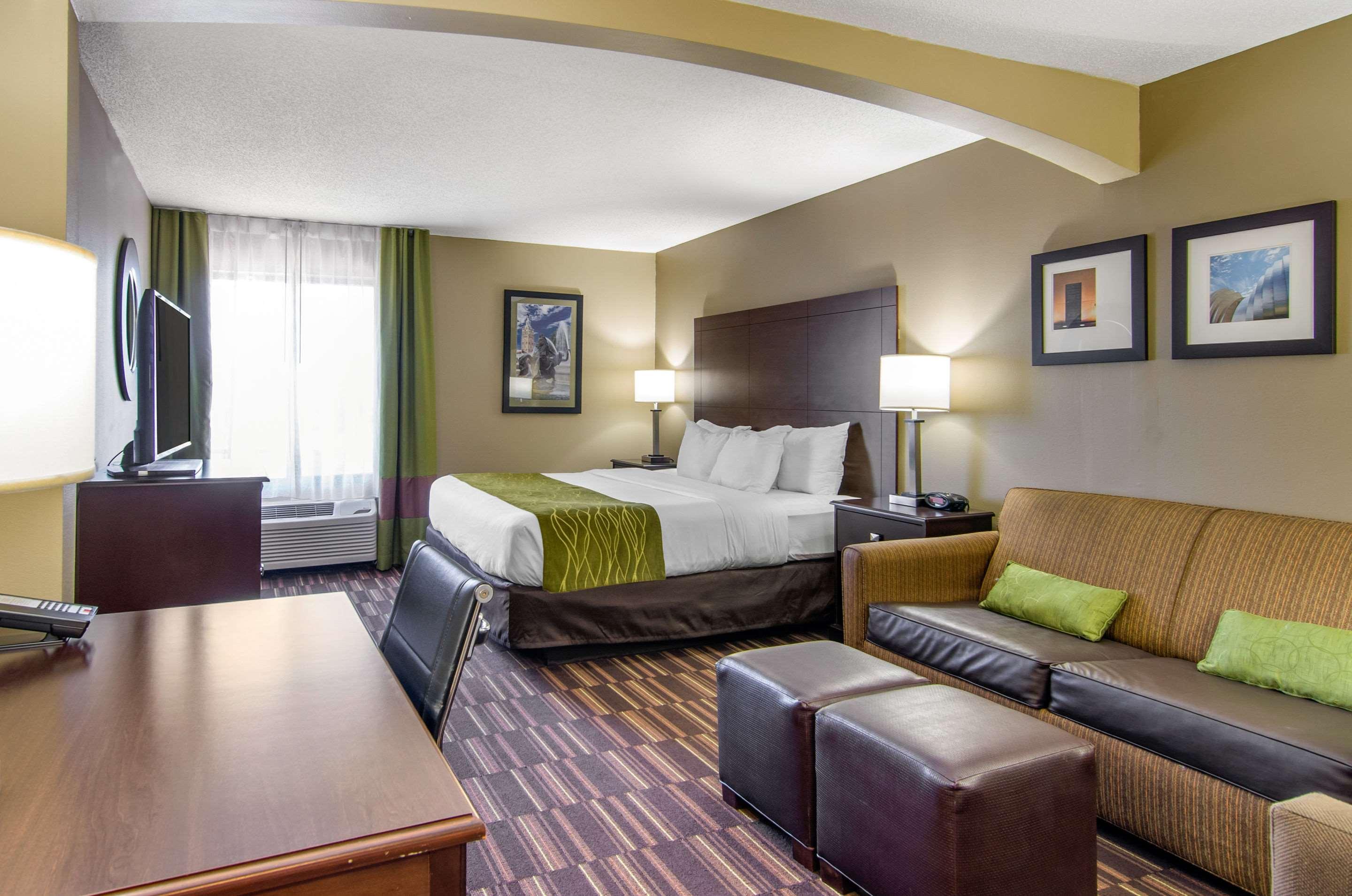 Comfort Inn & Suites Kansas City - Northeast Exterior photo